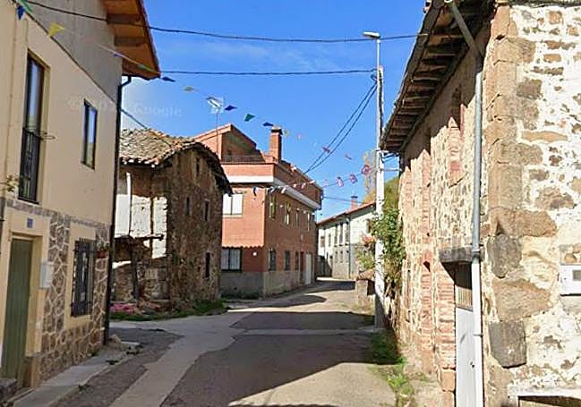 Calle La Iglesia de la localidad de La Sota, en Valderrueda.