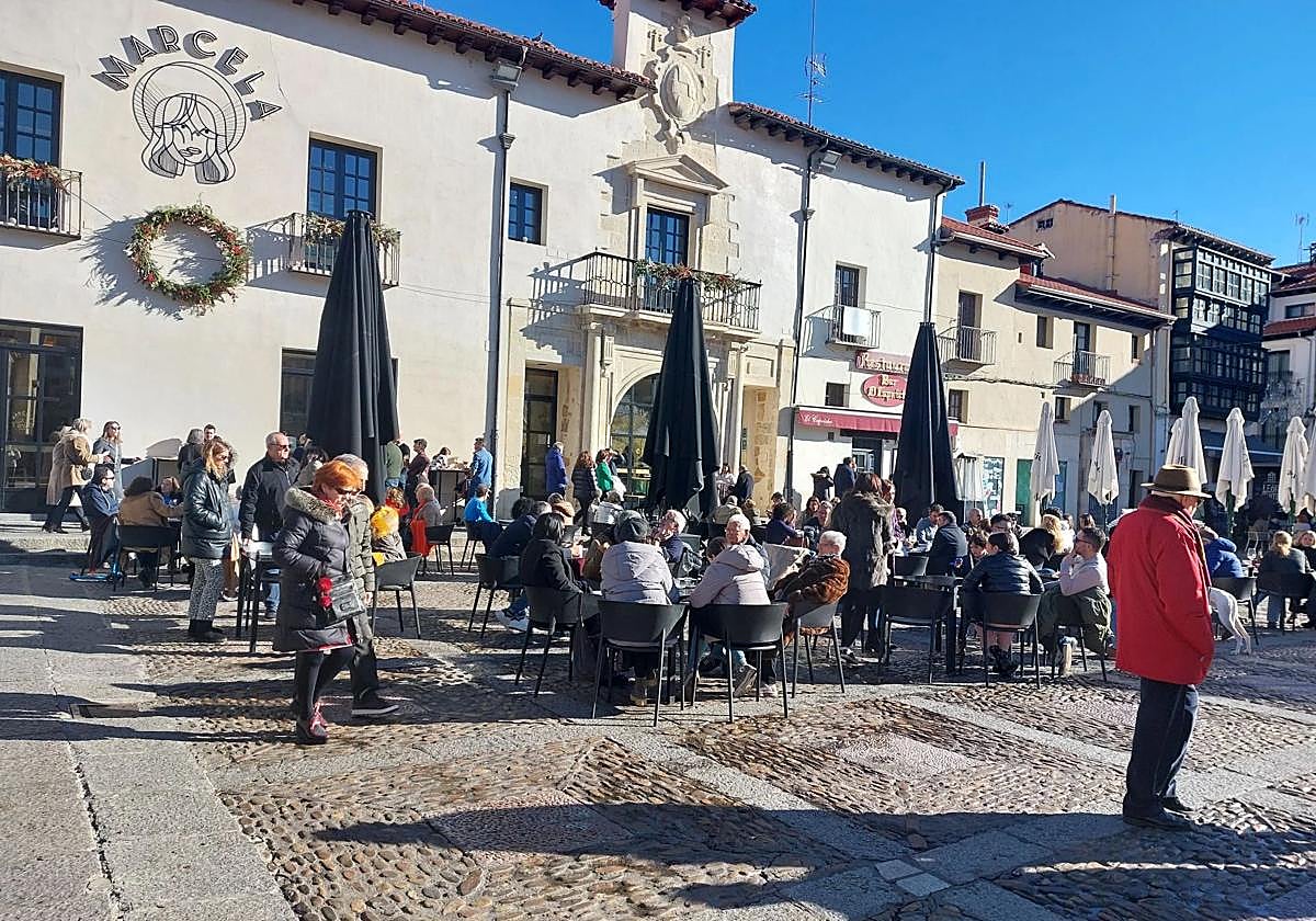 Personas en las terrazas de la plaza de San Marcelo en León capital.