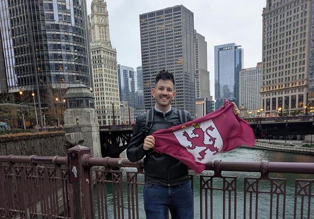 Santi García, en Chicago junto a su inseparable bandera de León.