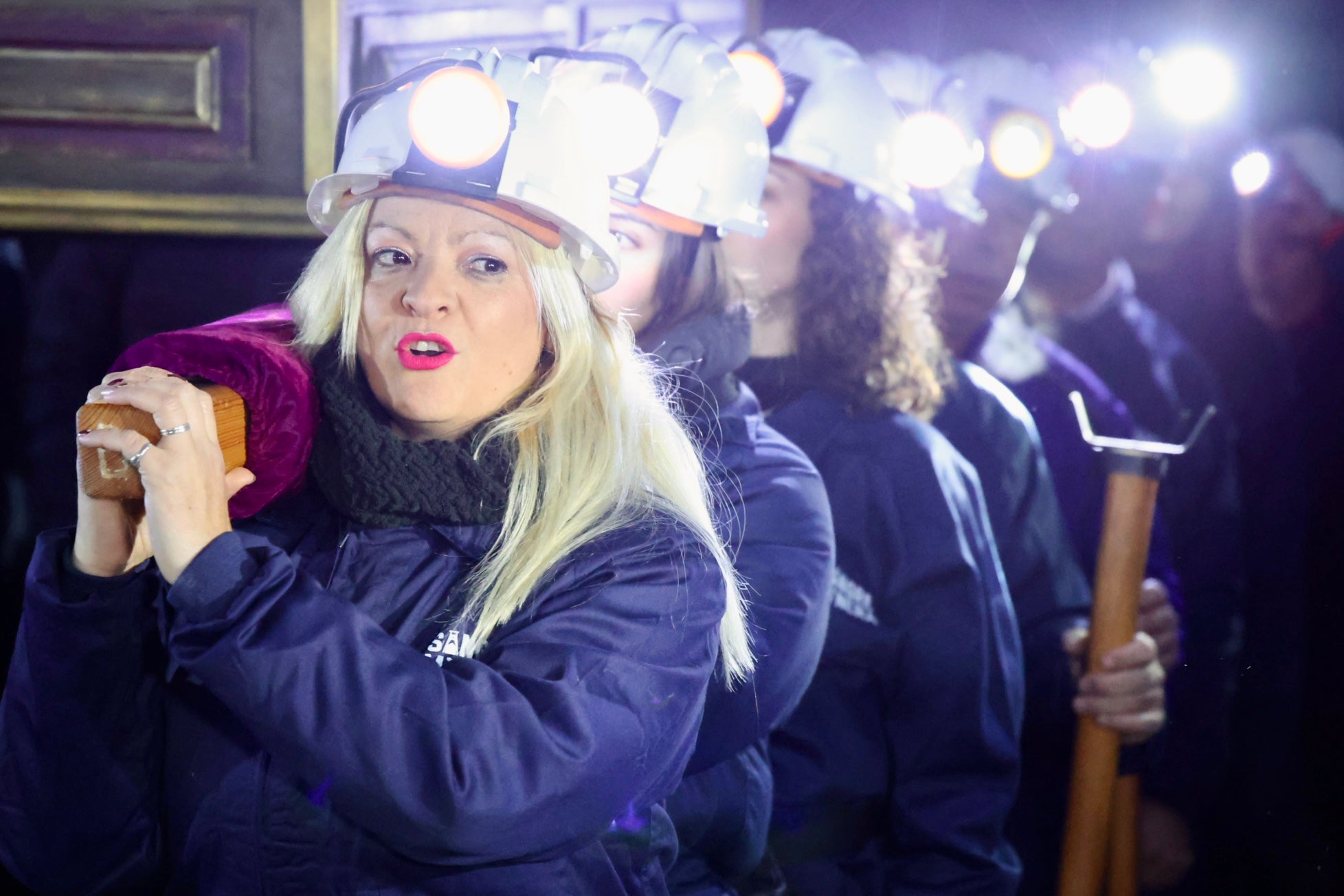 Las imágenes de la primera procesión nocturna en honor a santa Bárbara en La Robla