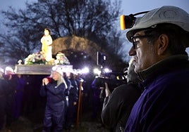 Procesión nocturna en honor a santa Bárbara en La Robla con salida de la Mina Escuela y llegada a la iglesia de la localidad