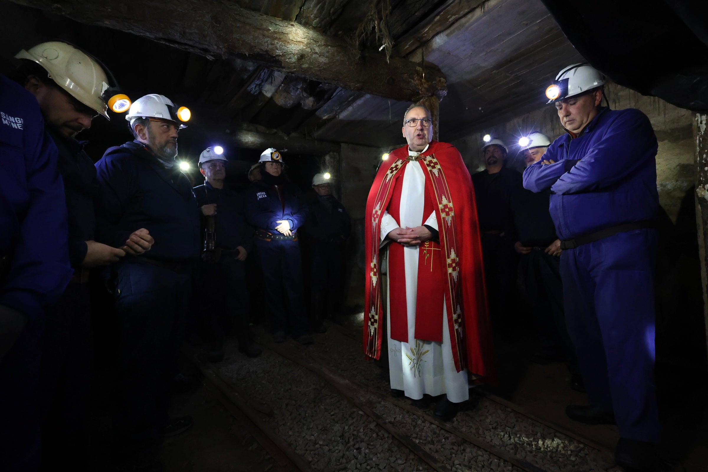Las imágenes de la primera procesión nocturna en honor a santa Bárbara en La Robla