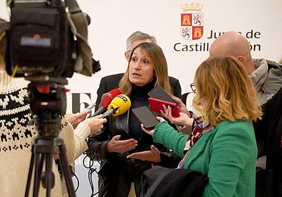 La consejera de Educación, Rocío Lucas, hoy en Valladolid atendiendo a los medios de comunicación.
