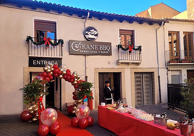 Entrada Okane BBQ, calle Regidores 5 en León