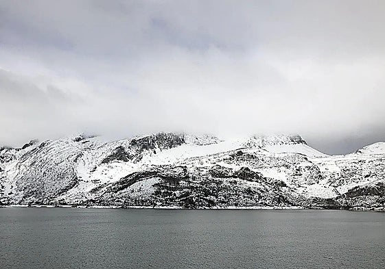 El entorno del embalse de Riaño nevado en una imagen de archivo.
