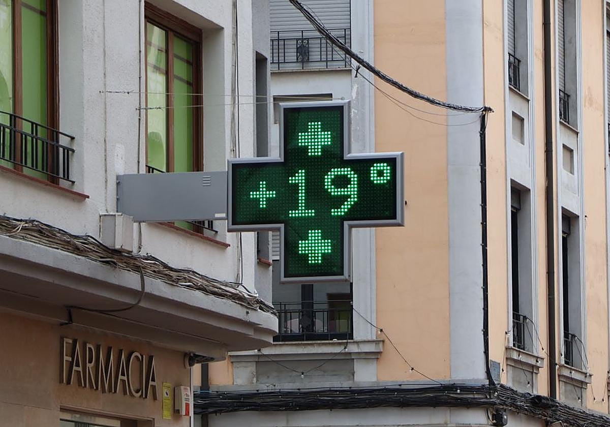 El termómetro de una farmacia en el centro de León marca 19 grados.