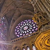 Rosetón y vidrieras de la Catedral de León vistas desde su interior.
