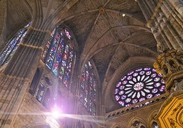 Rosetón y vidrieras de la Catedral de León vistas desde su interior.