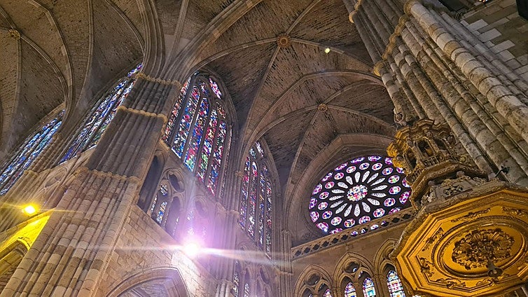 Rosetón y vidrieras de la Catedral de León vistas desde su interior.