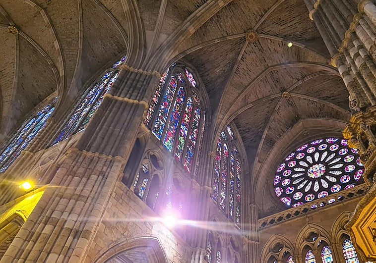 Rosetón y vidrieras de la Catedral de León vistas desde su interior.