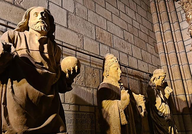 Algunas esculturas reposan en el interior del templo.