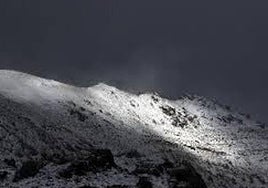 Imagen de archivo de la nieve en la montaña.