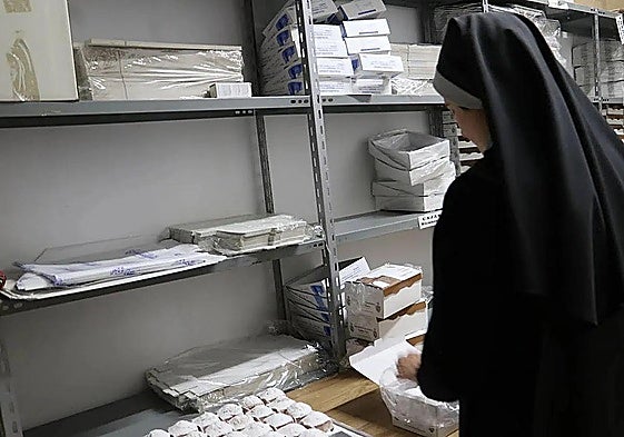 Una hermana del monasterio de Santa Cruz elaborando dulces.