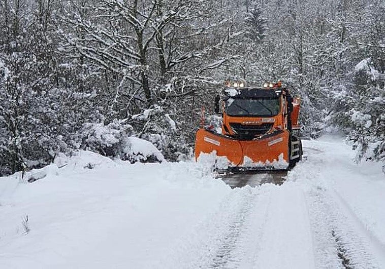 La nieve complica el tráfico en dos puertos de León y un tramo de autopista