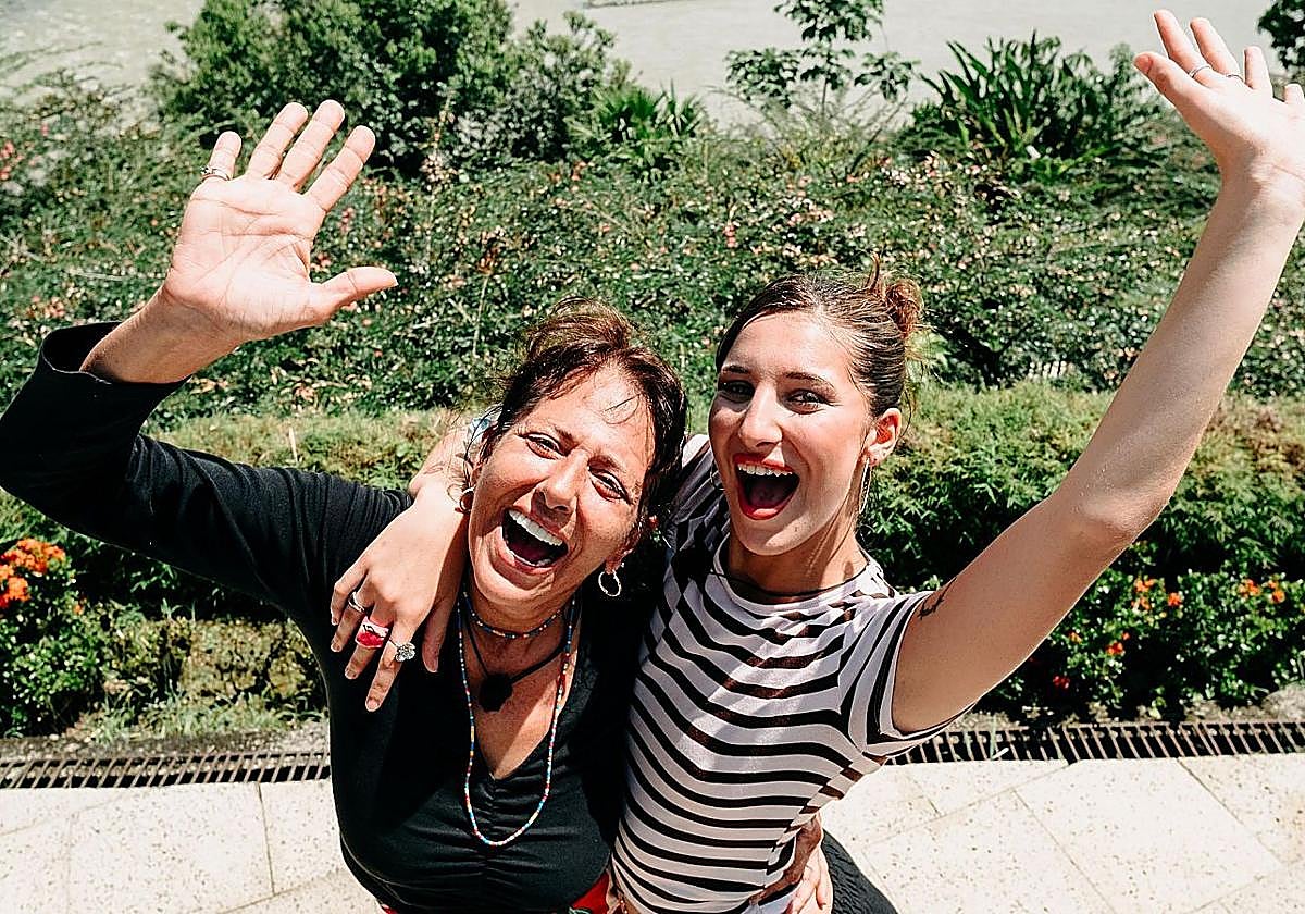 Yolanda Ramos y su sobrina en la promoción del programa.