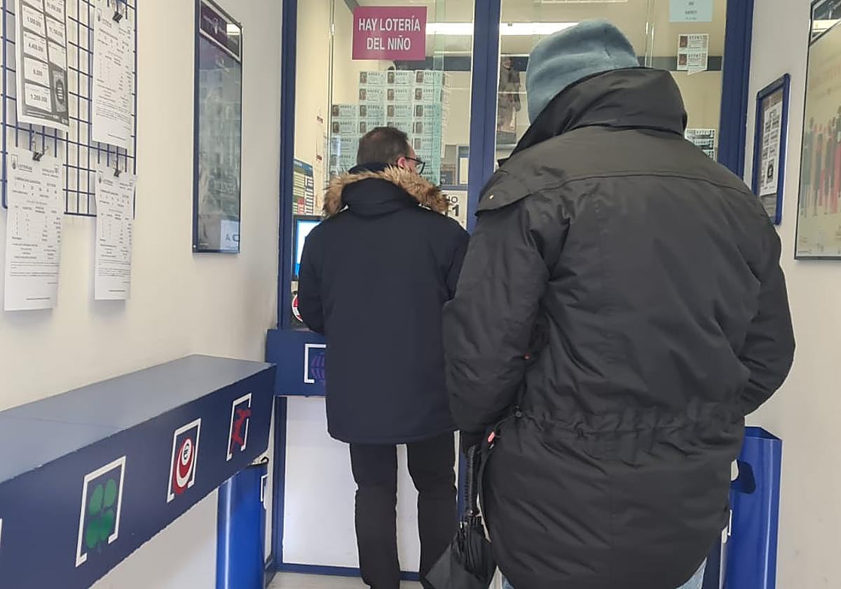 Cola en una administración leonesa.