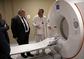 l consejero de Sanidad, Alejandro Vázquez Ramos, visita el nuevo equipamiento tecnológico del Complejo Asistencial Universitario de León