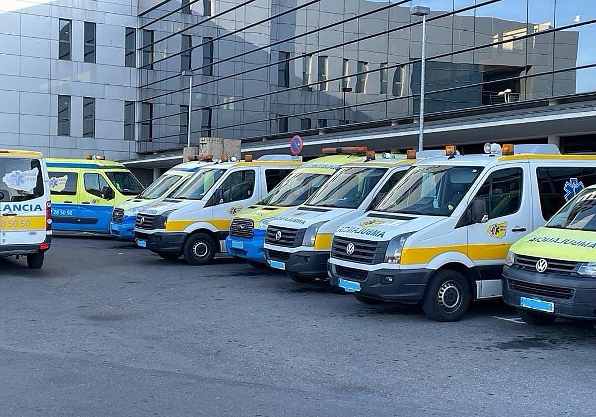 Ambulancias en el Hospital de León.