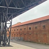 Uno de los edificios de la Azucarera de Santa Elvira visto desde el Palacio de Congresos y Exposiciones de León.