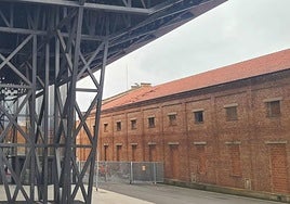 Uno de los edificios de la Azucarera de Santa Elvira visto desde el Palacio de Congresos y Exposiciones de León.