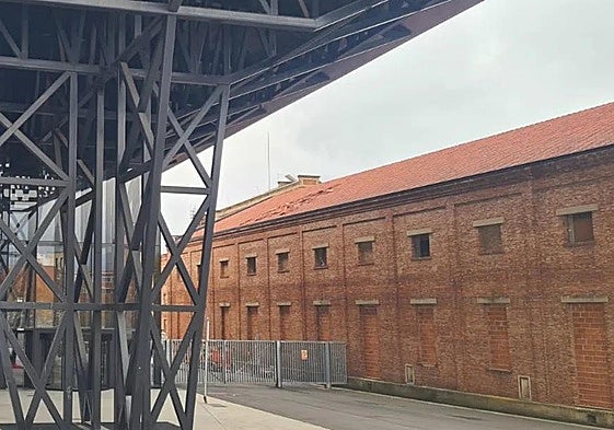 Uno de los edificios de la Azucarera de Santa Elvira visto desde el Palacio de Congresos y Exposiciones de León.
