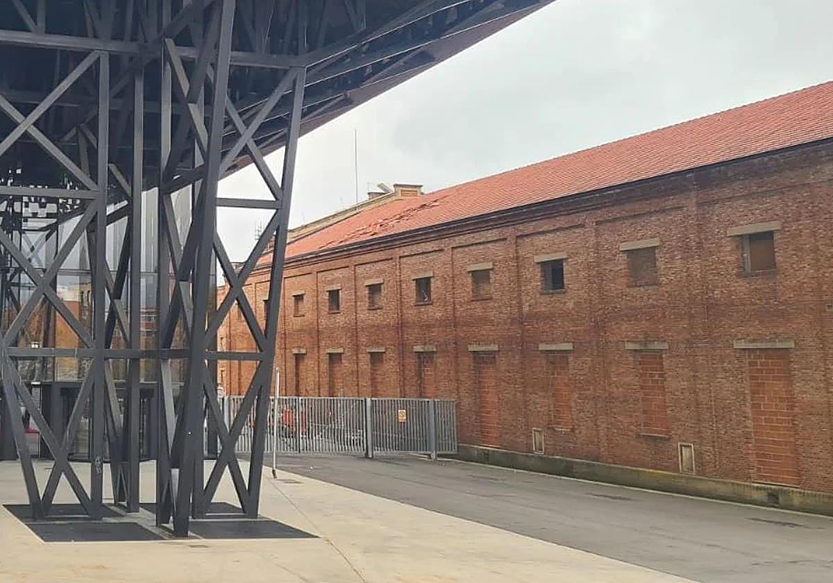 Uno de los edificios de la Azucarera de Santa Elvira visto desde el Palacio de Congresos y Exposiciones de León.