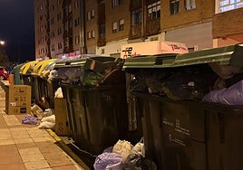 Varios contenedores repletos de basura en una calle de San Andrés del Rabanedo.
