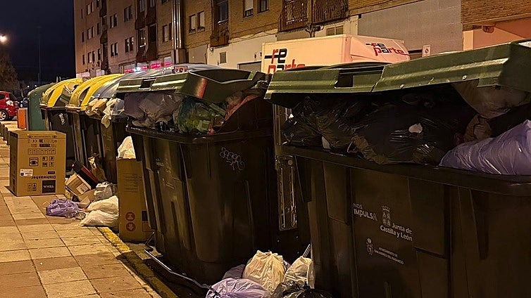 Varios contenedores repletos de basura en una calle de San Andrés del Rabanedo.