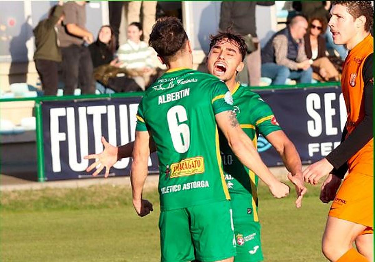 Los jugadores celebran uno de los goles.