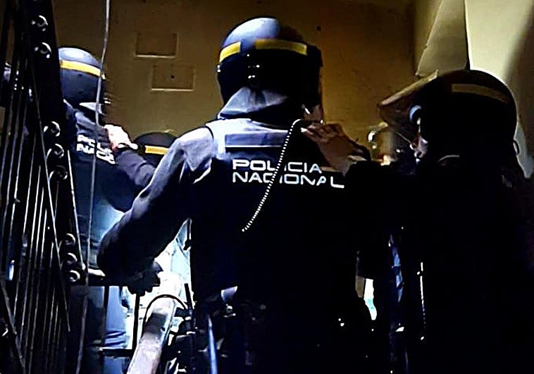 Agentes de la Policía Nacional en León en un registro de la 'Operación Tools'.