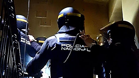 Agentes de la Policía Nacional en León en un registro de la 'Operación Tools'.