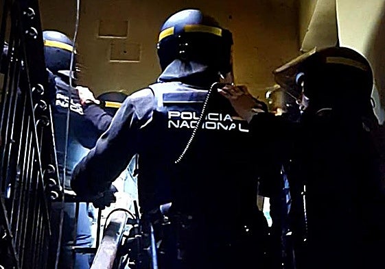 Agentes de la Policía Nacional en León en un registro de la 'Operación Tools'.