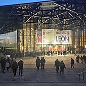 Fila con centenares de personas esperando para entrar al Palacio de Exposiciones, que acoge la XXXI Feria de Productos de León.