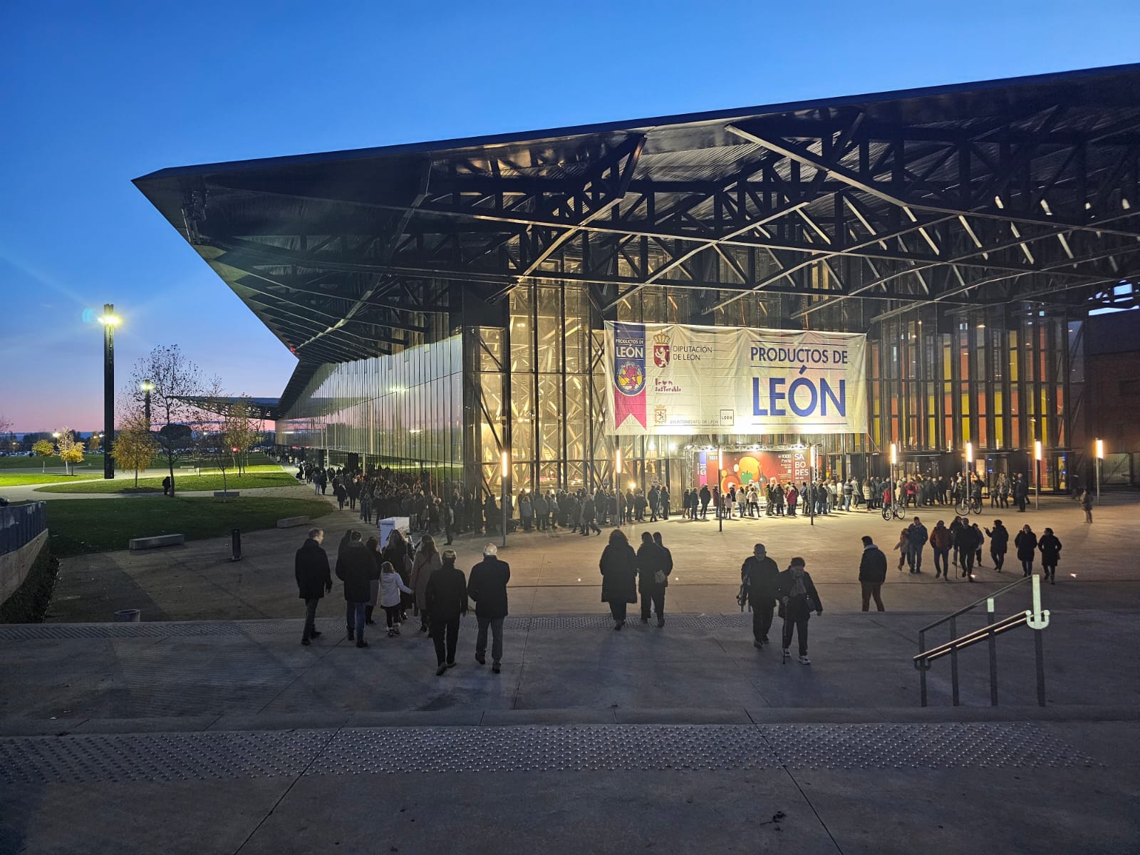 Fila con centenares de personas esperando para entrar al Palacio de Exposiciones, que acoge la XXXI Feria de Productos de León.
