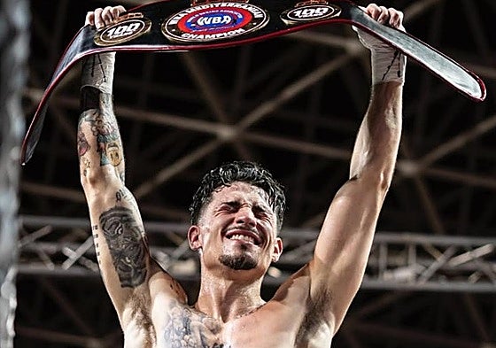 Barrul celebra su victoria.