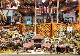 Un escaparate de un comercio en León decorado con motivos navideños.