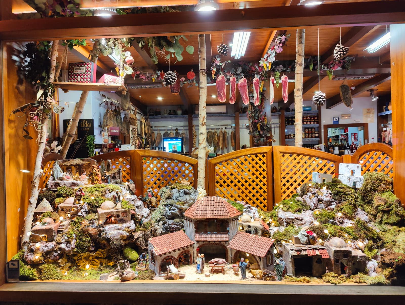 Un escaparate de un comercio en León decorado con motivos navideños.