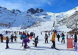 Esquiadores en San Isidro.