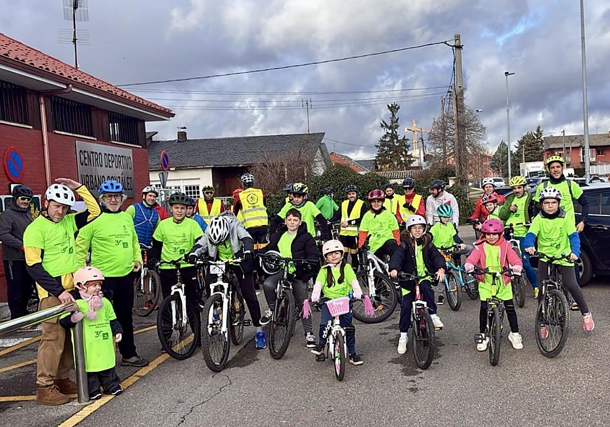 Participantes de la marcha ciclista popular en favor de la investigación del ELA esperan para salir desde el Centro Deportivo Urbano González.