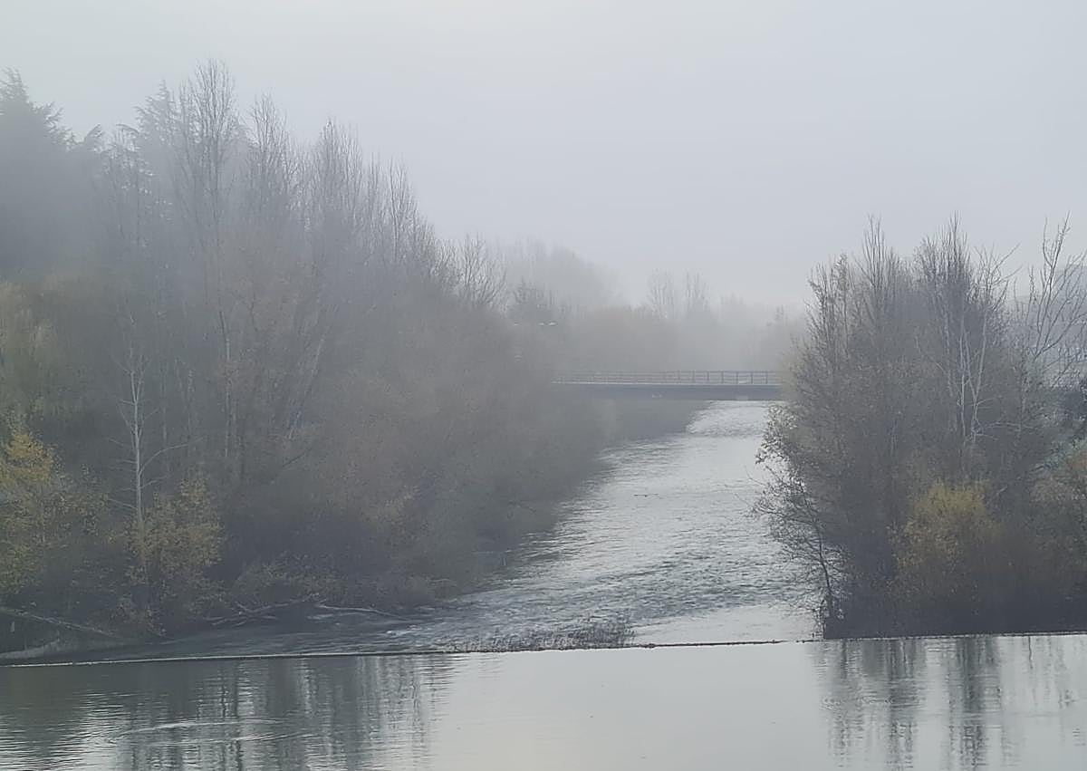 Imagen secundaria 1 - León amanece bajo una espesa capa de niebla en este lunes festivo