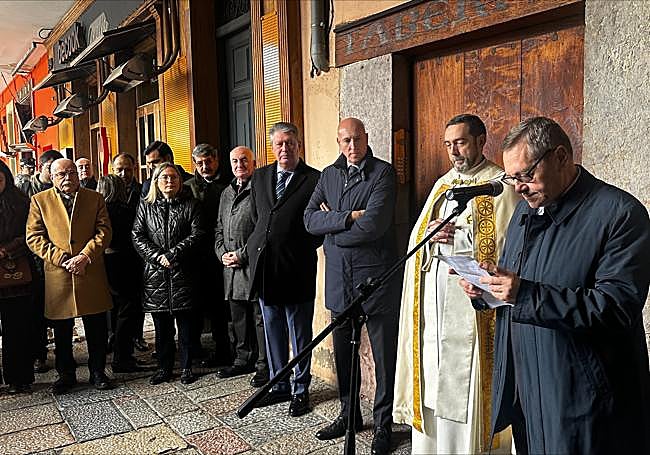 Visita a la hornacina de la Inmaculada en las escalerillas de la Plaza Mayor.