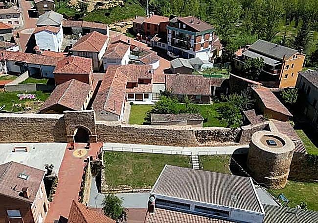 Recinto amurallado de Almanza.