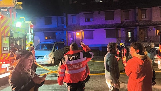 Un incendio en una vivienda de una urbanización de Carbajal activa las alarmas