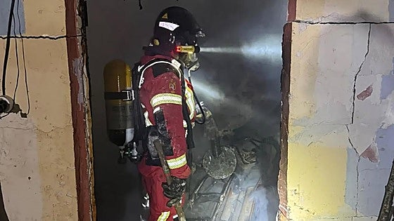 Los Bomberos de la Diputación sofocan un incendio en una vivienda de la Valdería