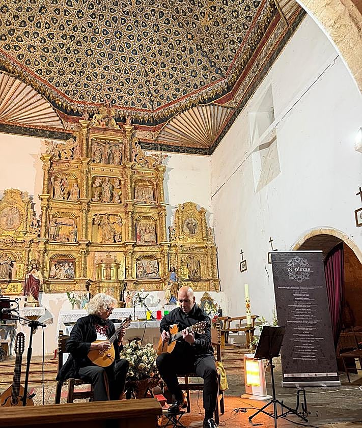 İkincil resim 2 - Valdesaz de los Oteros kilisesindeki faaliyetin farklı anları. 