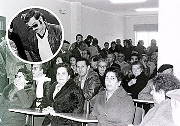 Los vecinos de El Cristo en la reunión para abordar qué hacer tras ser estafados con las participaciones. En pequeño, Jacinto Sánchez Zambrana tras ser detenido.