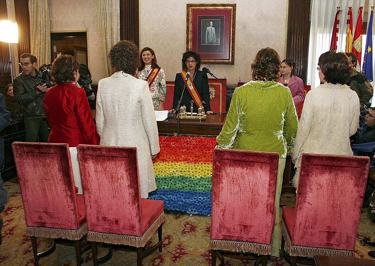 Imagen secundaria 1 - Pilar e Iluminada el día de su boda.