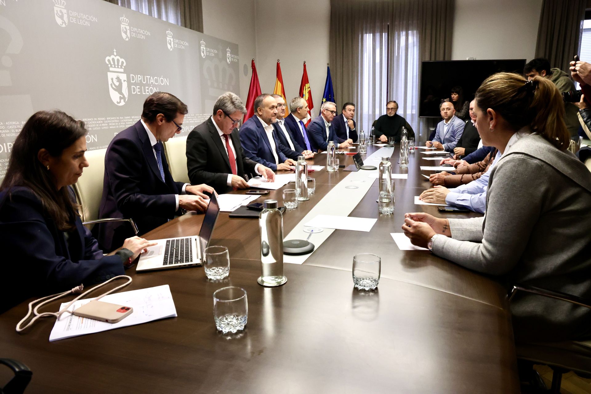 Reunión mantenida entre los alcaldes de los municipios por los que pasa la antigua línea de Feve de Cercanías de León y el secretario de Estado de Transportes y Movilidad Sostenible, José Antonio Santano