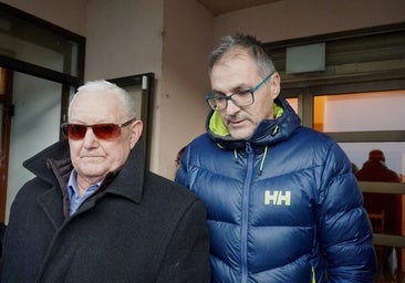 El alcalde, Álvaro Barreales (d), a la salida de la reunión.