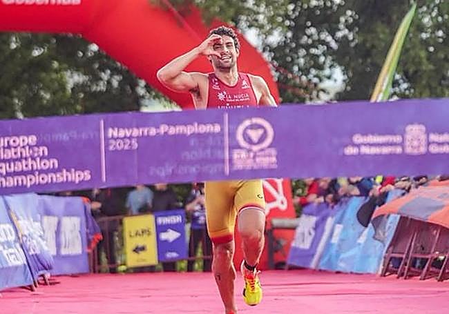 Kevin Viñuela entrando el primero en la meta en el CE de acuatlón.
